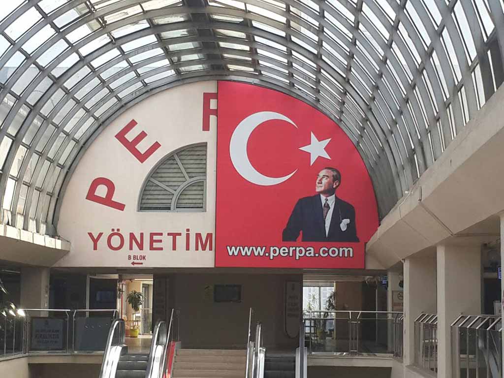 Atatürk Posteri ve Türk Bayrağı Tekmelendi