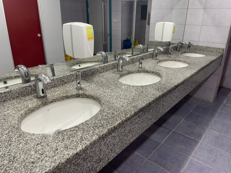 Perpa A Blok Teknik Servisi tarafından A Blok’ta bulunan lavabolara sabunluk ve koku makineleri monte edilmiştir.