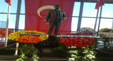 10 Kasım Çelenlerimiz 8. Kat Atatürk Büstü Önüne konuldu.