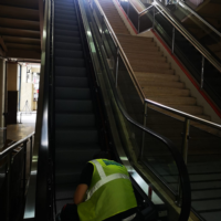 Ana koridor 8'den  5'e inen yürüyen merdivenler yenilendi. 