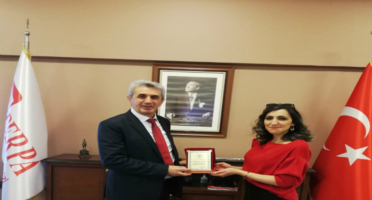 Cevdet Şamikoğlu İlkokulu, okul müdür yardımcısı Elif HATİBOĞLU tarafından Başkanımıza plaket verildi.  